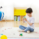 Enfant Jouant au Rubik's Cube