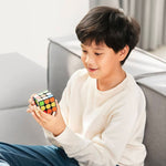 Enfant qui Fait du Rubik's Cube